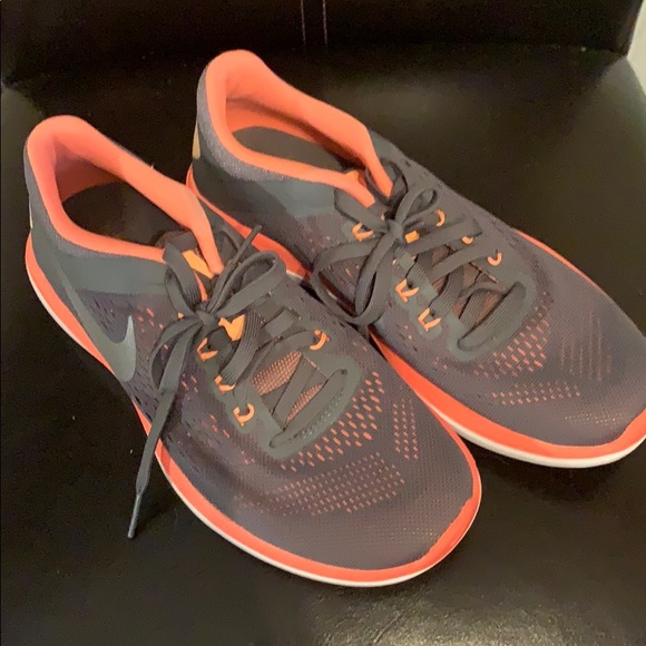 NIKE FLEX RUNNING SHOES!!!!  WOMENS SIZE 7 - Picture 3 of 4
